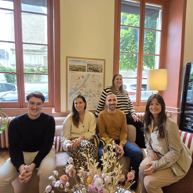 photo d'un groupe de 4 personnes assises à l'intérieur d'un hôtel