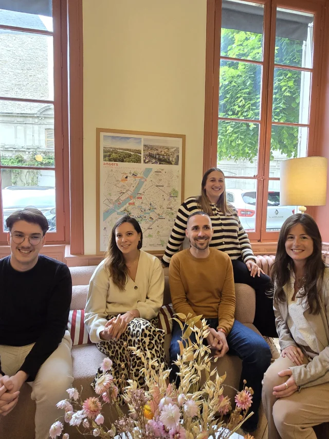 photo d'un groupe de 4 personnes assises à l'intérieur d'un hôtel