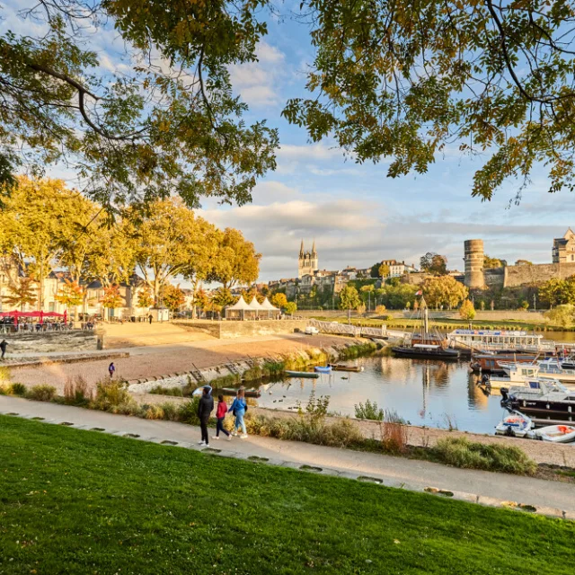 3 personnes marchent le long du port Cale de la Savatte, couleurs d'automne