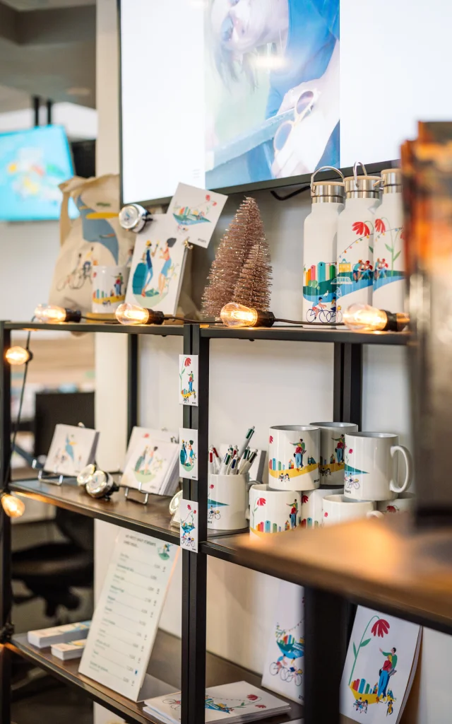Produits de la gamme identitaire Angers dans la boutique de l'Office de tourisme d'Angers.