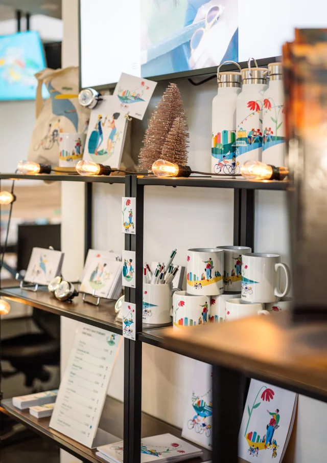 Produits de la gamme identitaire Angers dans la boutique de l'Office de tourisme d'Angers.