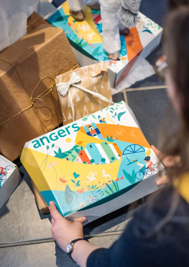 Boîte cadeaux pour les fêtes proposée par Destination Angers comprenant des produits locaux.