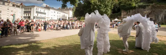 Festival des Accroche-Coeurs 2016, Fiers à cheval by the Compagnie des Quidams promenade Jean-Turc