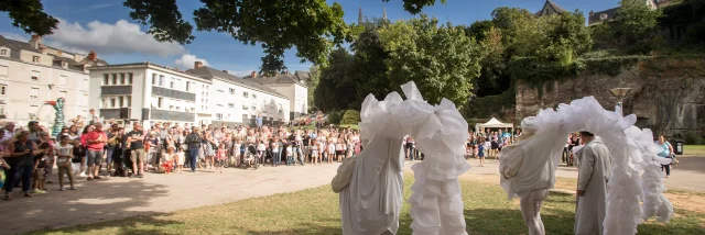 Festival des Accroche-Coeurs 2016, Fiers à cheval de la Compagnie des Quidams promenade Jean-Turc