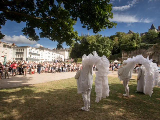 Festival des Accroche-Coeurs 2016, Fiers à cheval de la Compagnie des Quidams promenade Jean-Turc