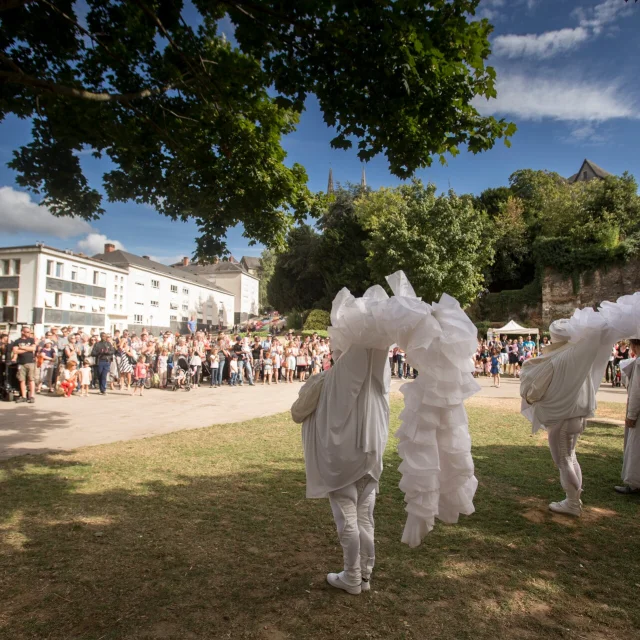 Festival des Accroche-Coeurs 2016, Fiers à cheval by the Compagnie des Quidams promenade Jean-Turc