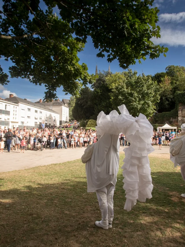 Festival des Accroche-Coeurs 2016, Fiers à cheval par la compagnie des Quidams promenade Jean-Turc