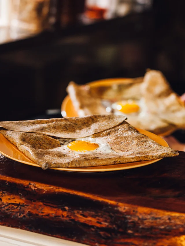 Présentation d'une galette à la Crêperie Marie Mil'Goules