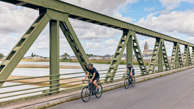 2 cyclistes traversant à vélo sur un pont