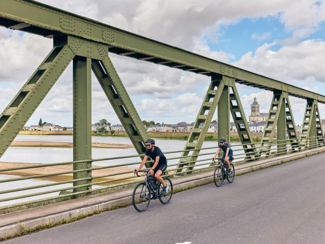 2 cyclistes traversant à vélo sur un pont