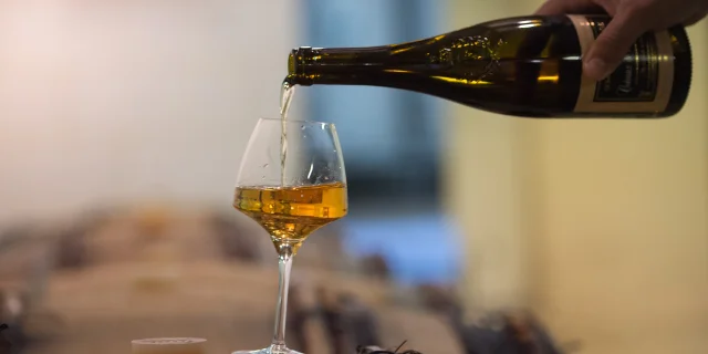 Service de vin blanc au Domaine des Giraudières à l'occasion d'une dégustation
