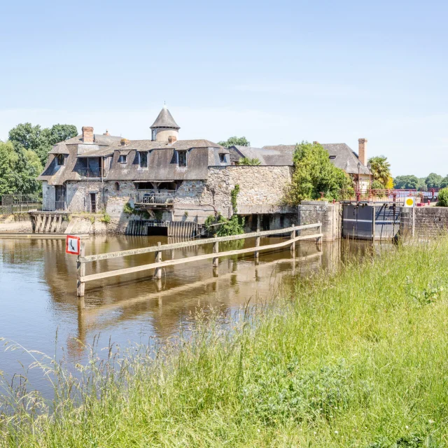 Vue d'exterieur sur l'écluse de la Roussière