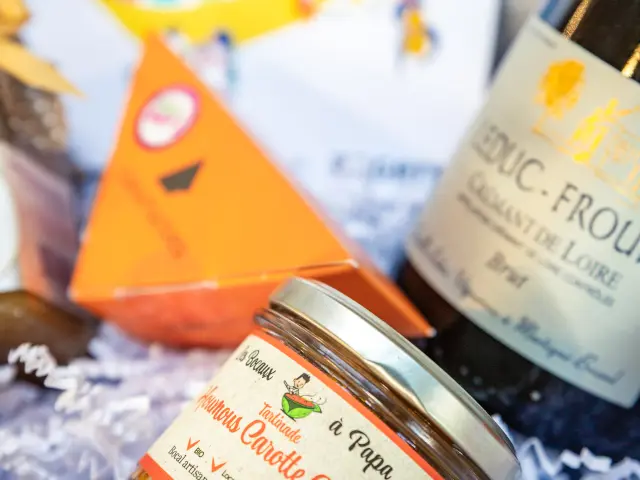 Boîte cadeau pour les fêtes, proposée par Destination Angers avec des produits locaux.