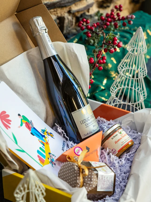 Boîte cadeaux pour les fêtes de fin d'année proposée par Destination Angers avec des produits locaux.
