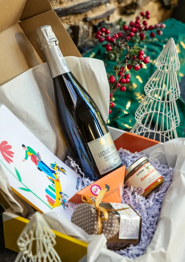 Boîte cadeaux pour les fêtes de fin d'année proposée par Destination Angers avec des produits locaux.