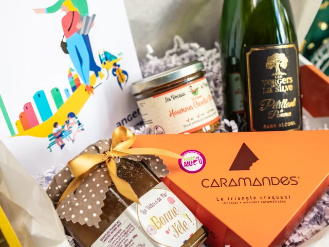 Boîte cadeau pour les fêtes de fin d'année, proposée par Destination Angers avec des produits locaux.