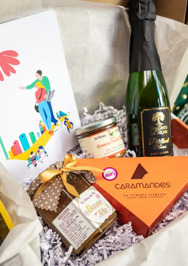 Boîte cadeaux pour les fêtes de fin d'année, proposée par Destination Angers avec des produits locaux.