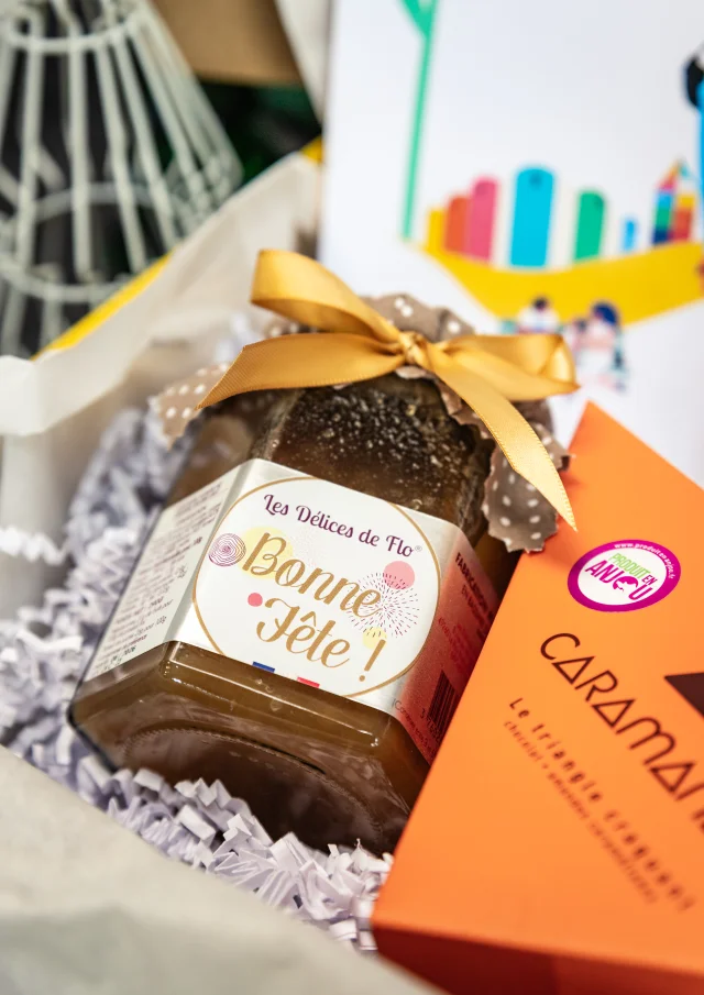 Boîte cadeaux pour les fêtes de fin d'année proposée par Destination Angers avec des produits locaux.