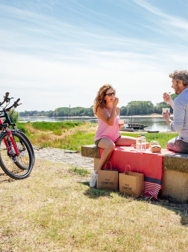 Pique-nique au soleil en amoureux au bord de la Maine
