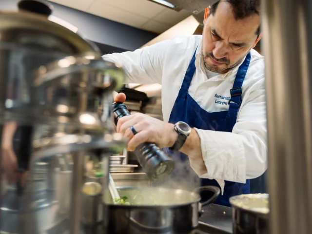 Préparation d'un plat en cuisine dans le restaurant Belle Rive