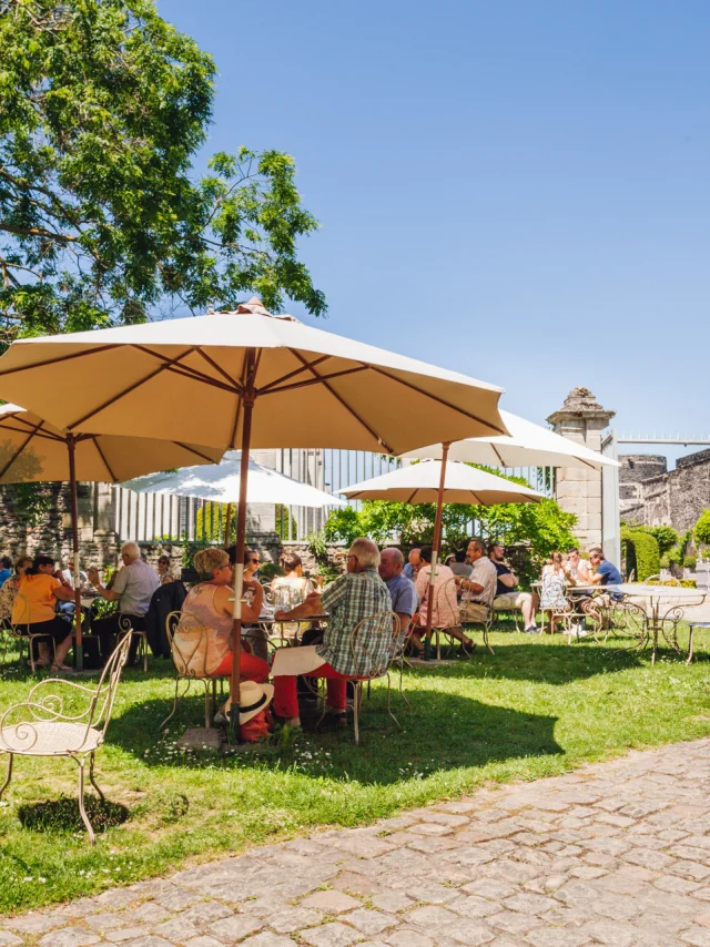 Terasse ensoleillée du restaurant dans le château d'Angers