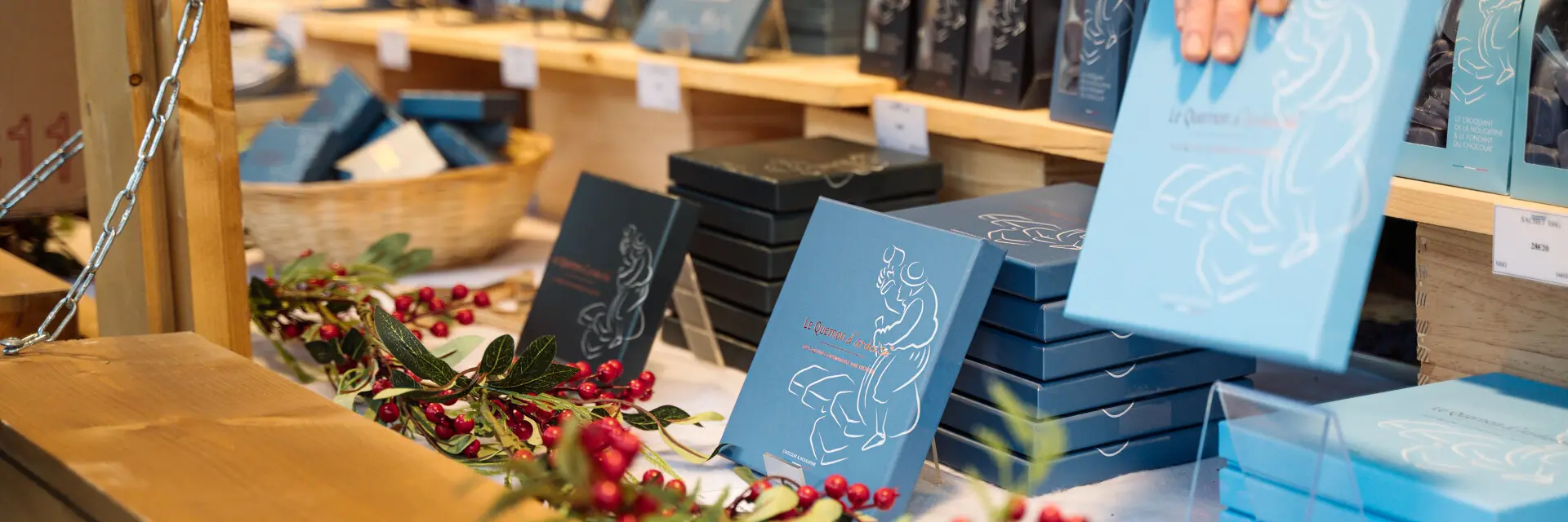 Chalet de Noël proposant des Quernons d'Ardoise comme idée cadeaux pour les fêtes.