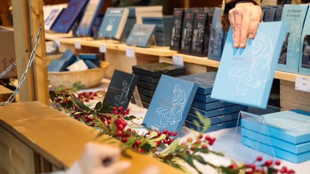 Chalet de Noël proposant des Quernons d'Ardoise comme idée cadeaux pour les fêtes.