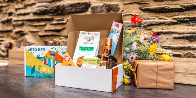 Boîte cadeaux personnalisable avec les produits locaux de la boutique de l'Office de tourisme d'Angers.