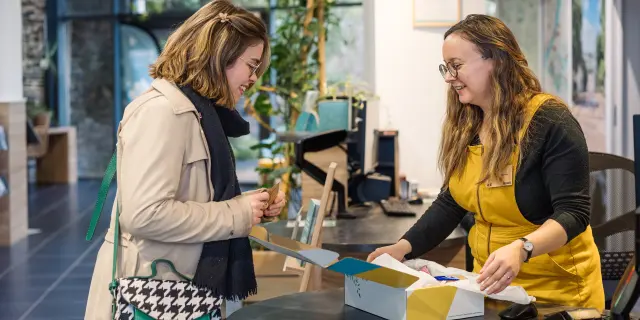 Achat d'une boîte cadeau personnalisée à l'Office de tourisme d'Angers.