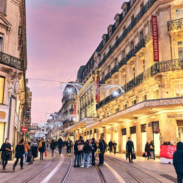 Rue d'Angers fréquentée au crépuscule