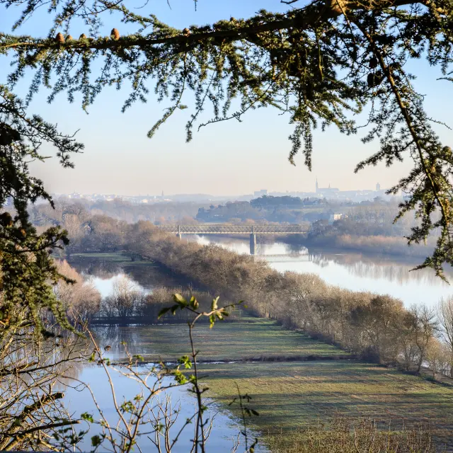 Vue en surplomb d'Angers et de la Maine qui inonde ses rives