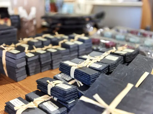 Ardoises décoratives exposées au musée de l'ardoise