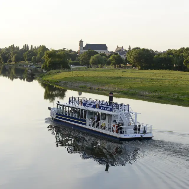 Bateau de croisière L'Hirondelle naviguant sur la Maine