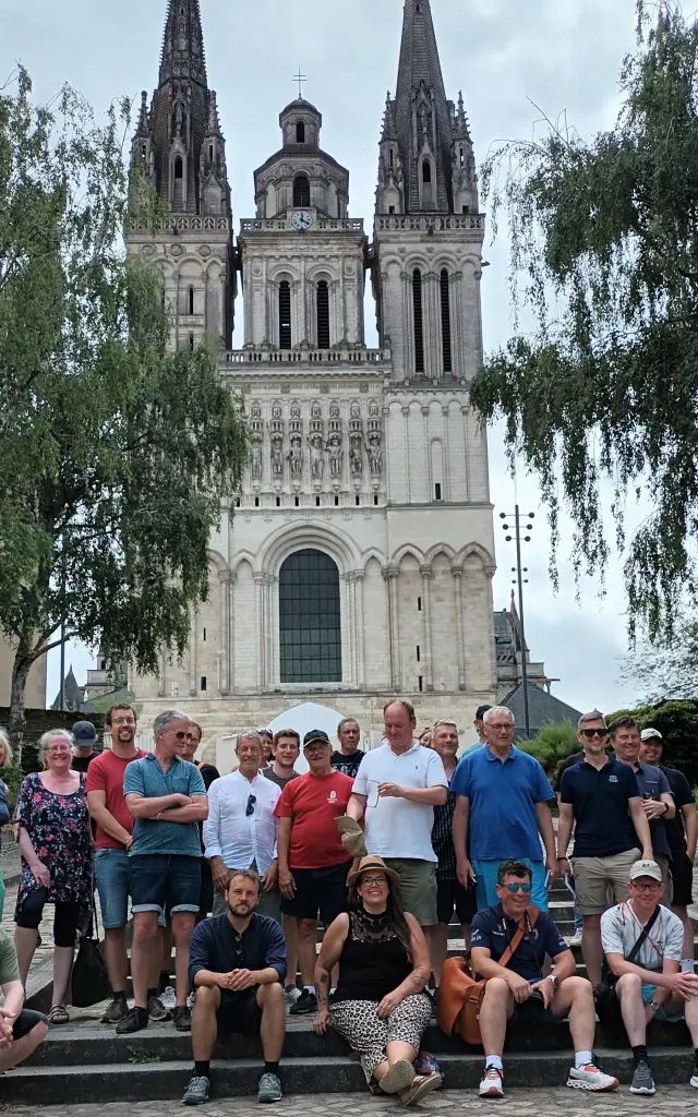 accueil presse allemand devant la cathédrale d'Angers