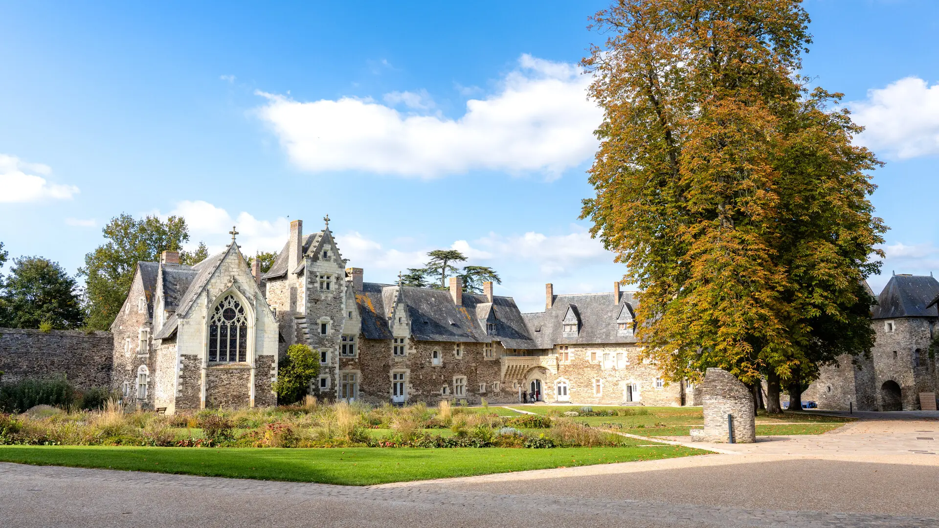 Château du Plessis-Macé en Automne