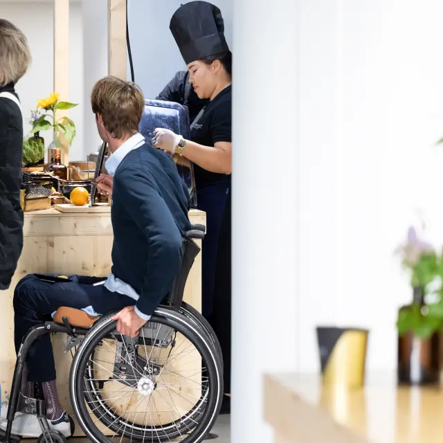 Homme devant buffet traiteur au Centre de Congrès