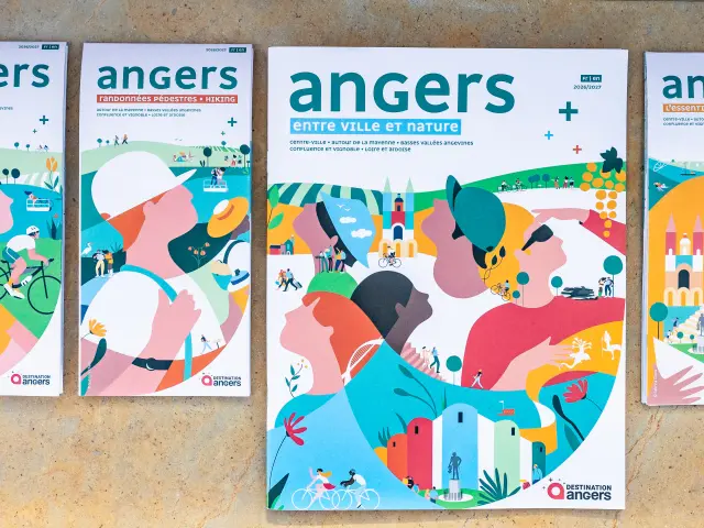 Nouvelles éditions touristiques 2026 comprenant le magazine touristique, la carte vélo, la carte randonnée et la carte centre-ville.