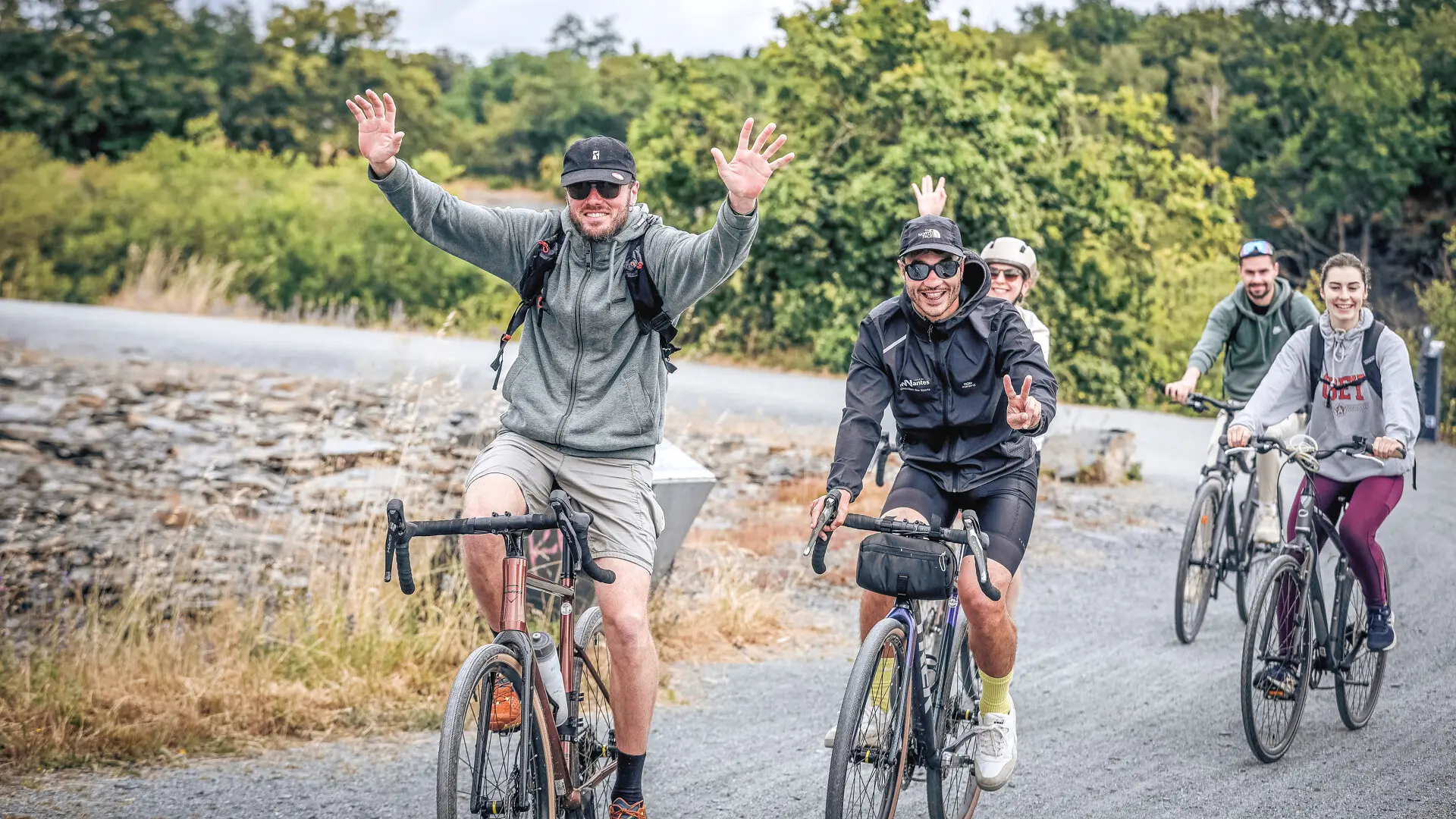 Groupe d'amis heureux qui participent à Angers Guinguette