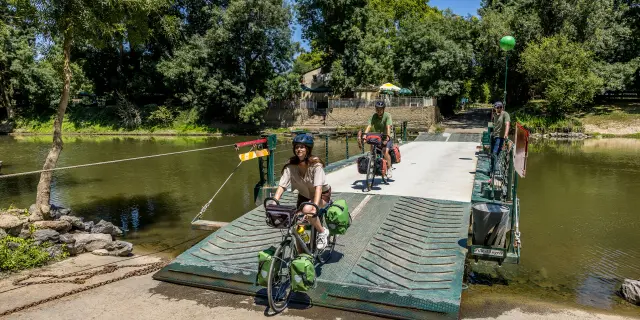 Cyclotouristes sur la véloroute de la Vallée du Loir à vélo passant le Bac de l'île Saint-Aubin à Angers